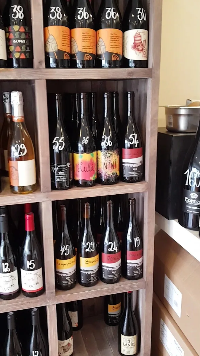 Les casiers de bouteilles dans la boutique, étiquetés à la craie