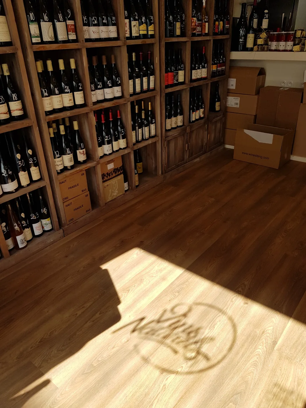 Le mur à bouteilles des Établissements Moots, casiers de bois et vins naturels