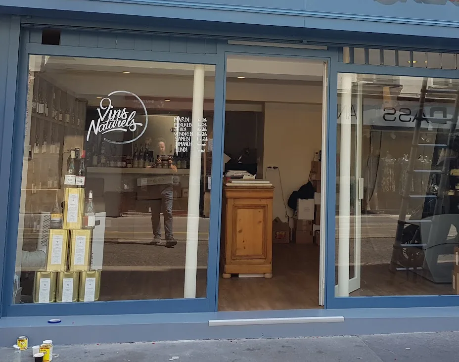 La devanture de jour, avec la mention Vins Naturels sur la vitre