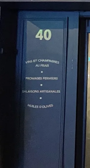 La porte du 40 rue Popincourt: vins et champagnes au frais, fromages fermiers, salaisons artisanales, huiles d'olives